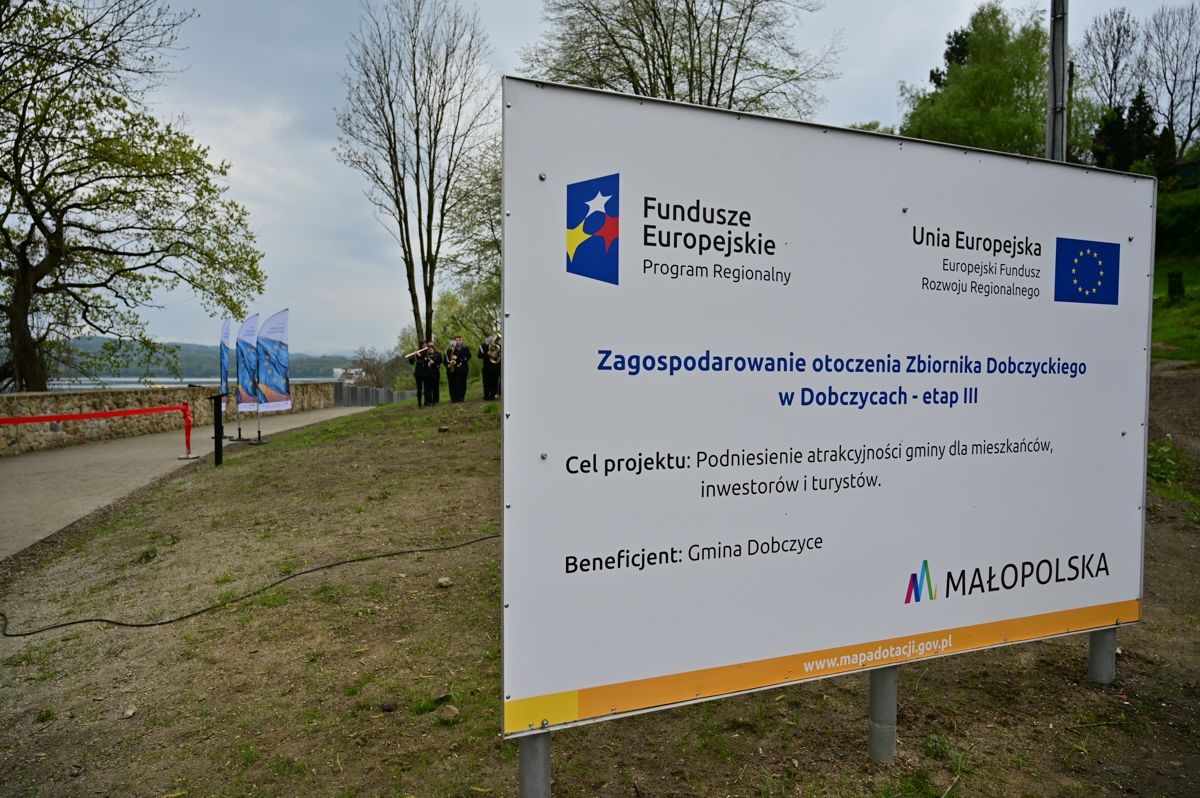 Tablica informacyjna z nazwą projektu i danymi dotyczącymi finansowania